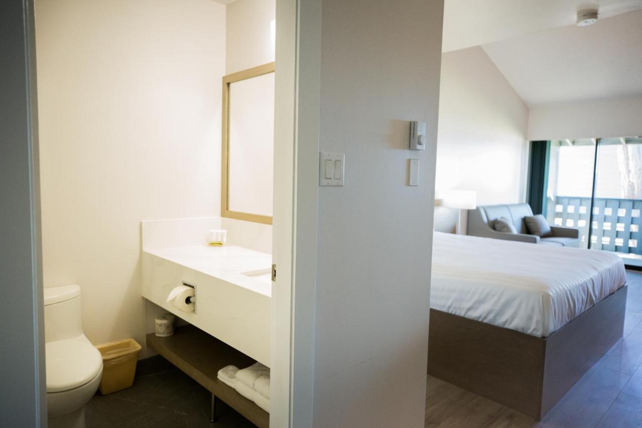 Sand Pebbles Inn Qualicum Beach Bagian luar foto