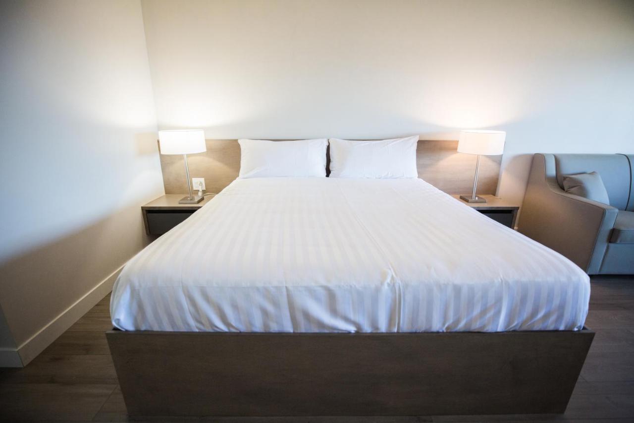 Sand Pebbles Inn Qualicum Beach Bagian luar foto