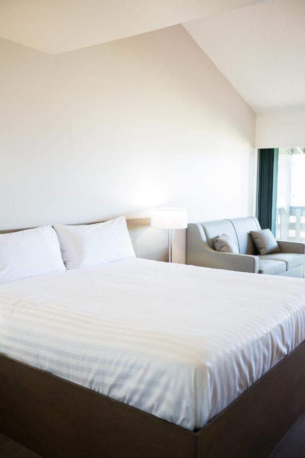 Sand Pebbles Inn Qualicum Beach Bagian luar foto