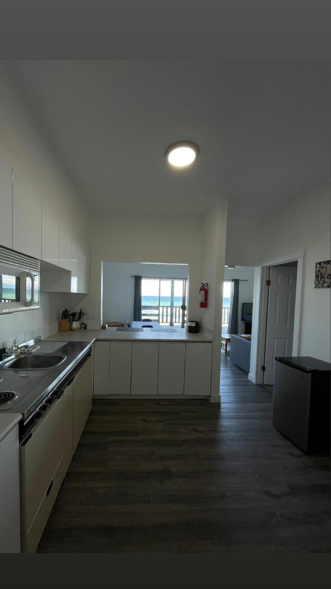Sand Pebbles Inn Qualicum Beach Bagian luar foto