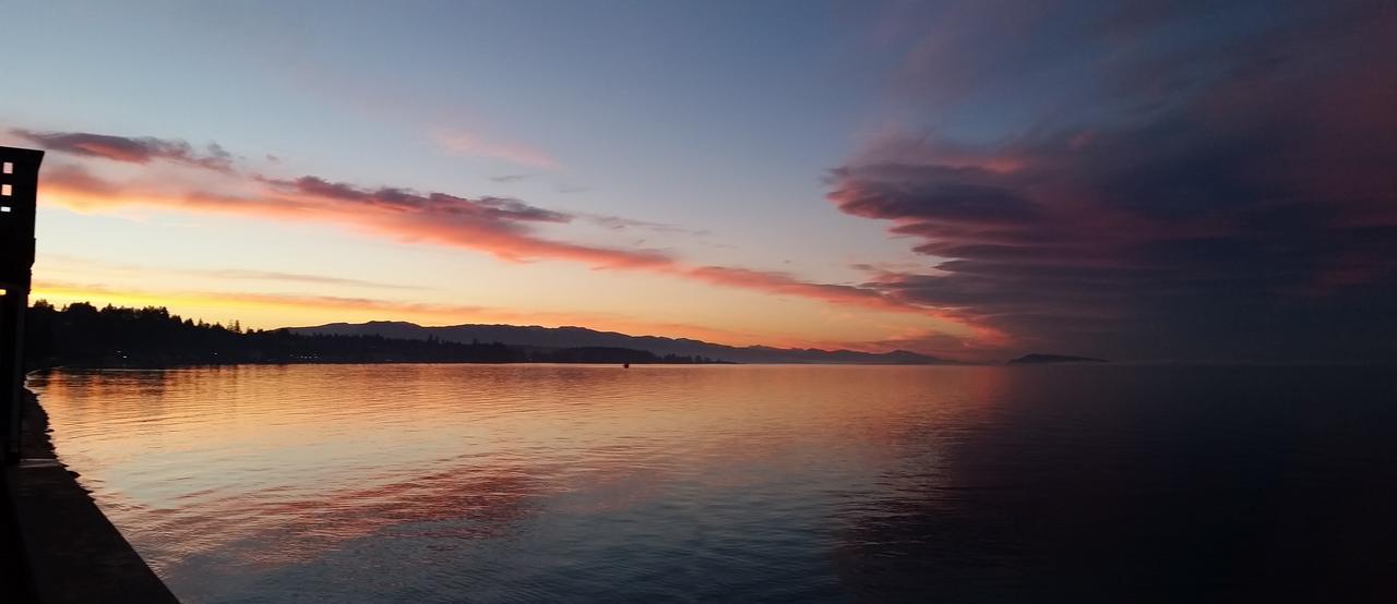 Sand Pebbles Inn Qualicum Beach Bagian luar foto