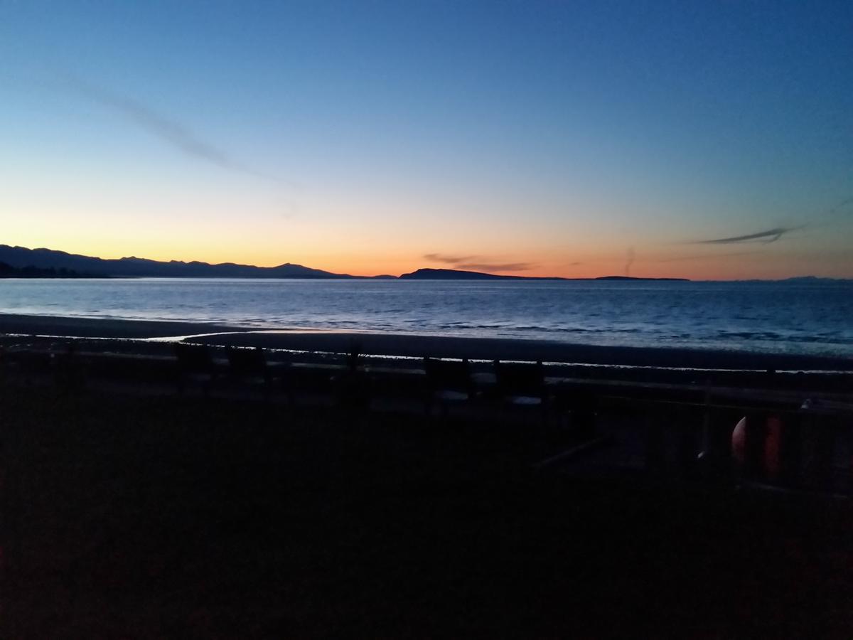 Sand Pebbles Inn Qualicum Beach Bagian luar foto