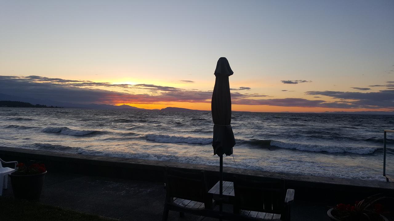 Sand Pebbles Inn Qualicum Beach Bagian luar foto