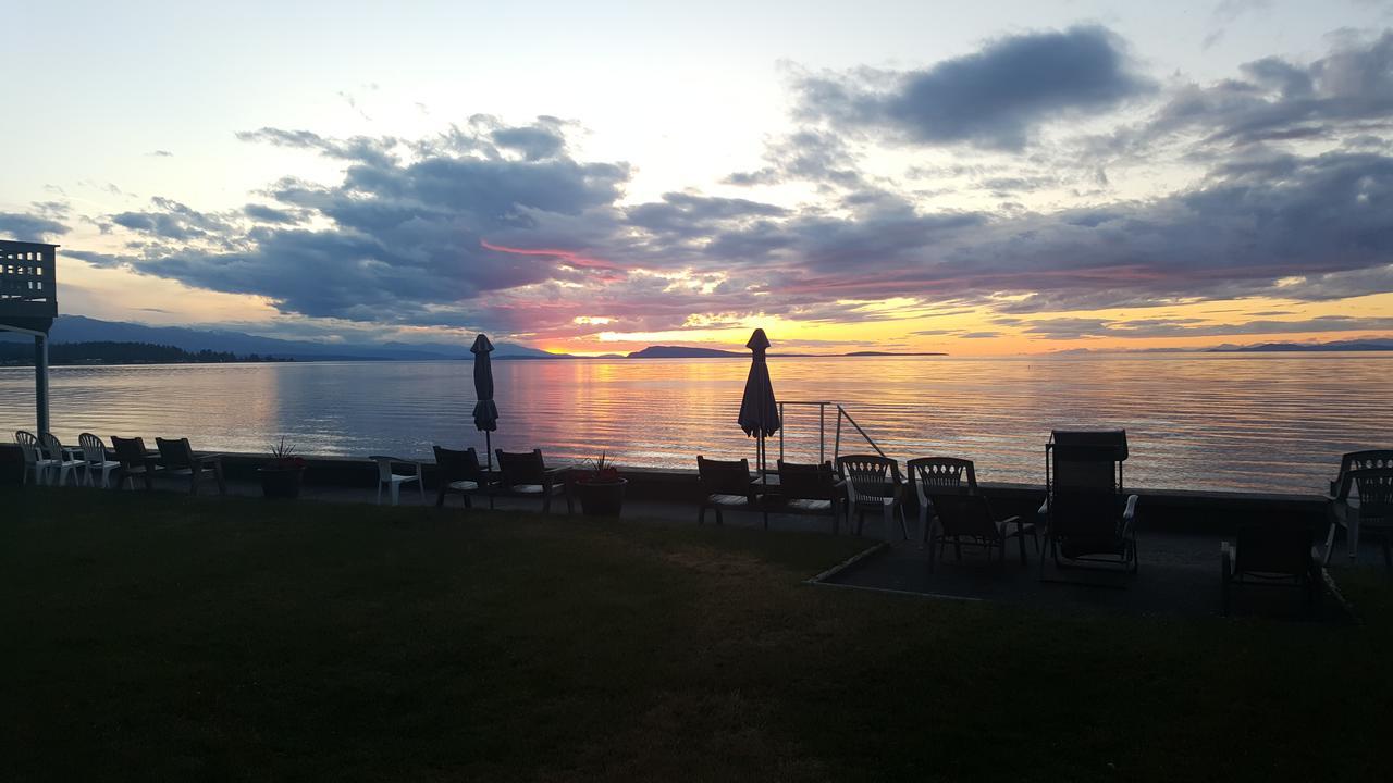 Sand Pebbles Inn Qualicum Beach Bagian luar foto