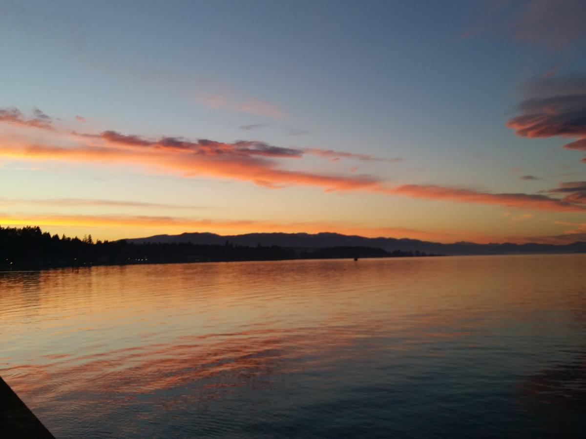 Sand Pebbles Inn Qualicum Beach Bagian luar foto