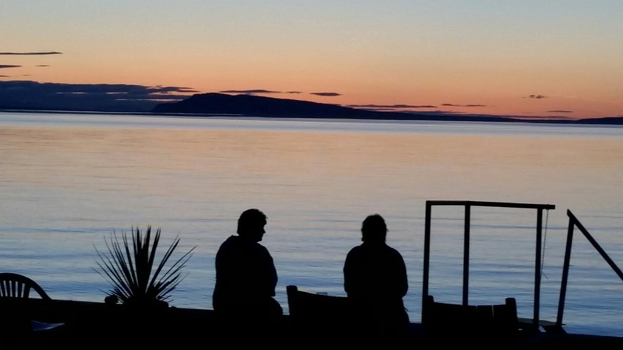 Sand Pebbles Inn Qualicum Beach Bagian luar foto