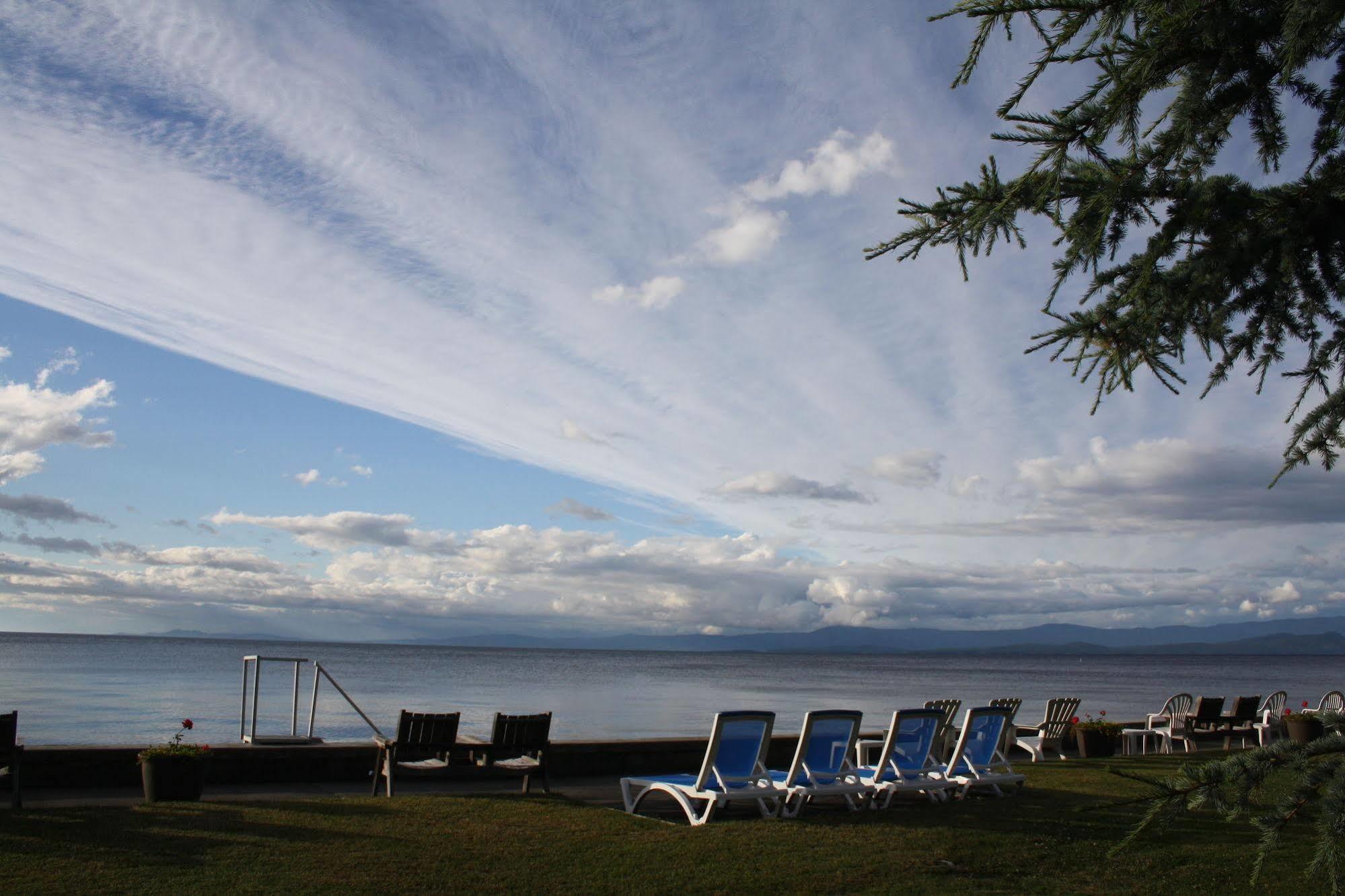 Sand Pebbles Inn Qualicum Beach Bagian luar foto