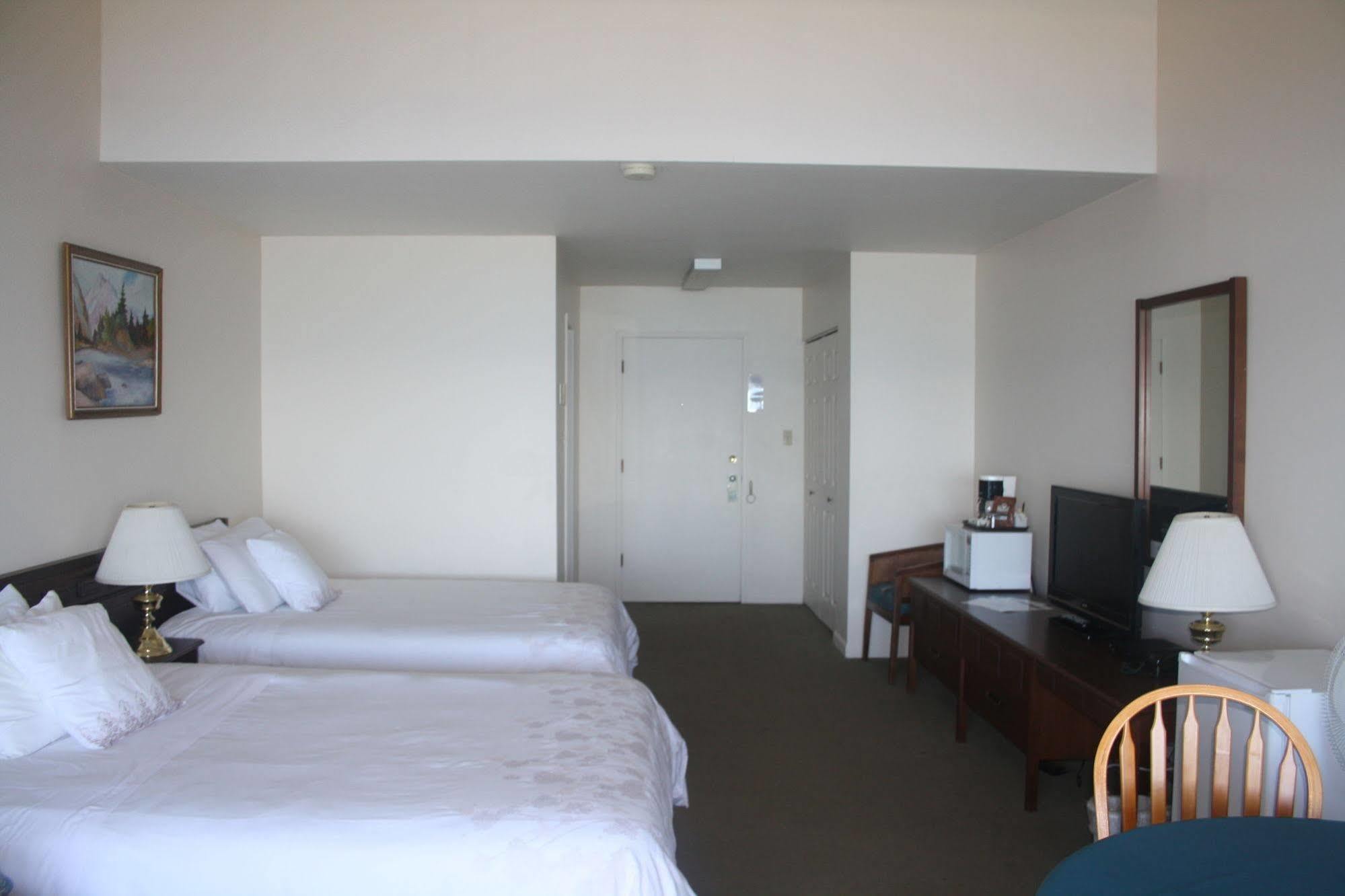 Sand Pebbles Inn Qualicum Beach Bagian luar foto