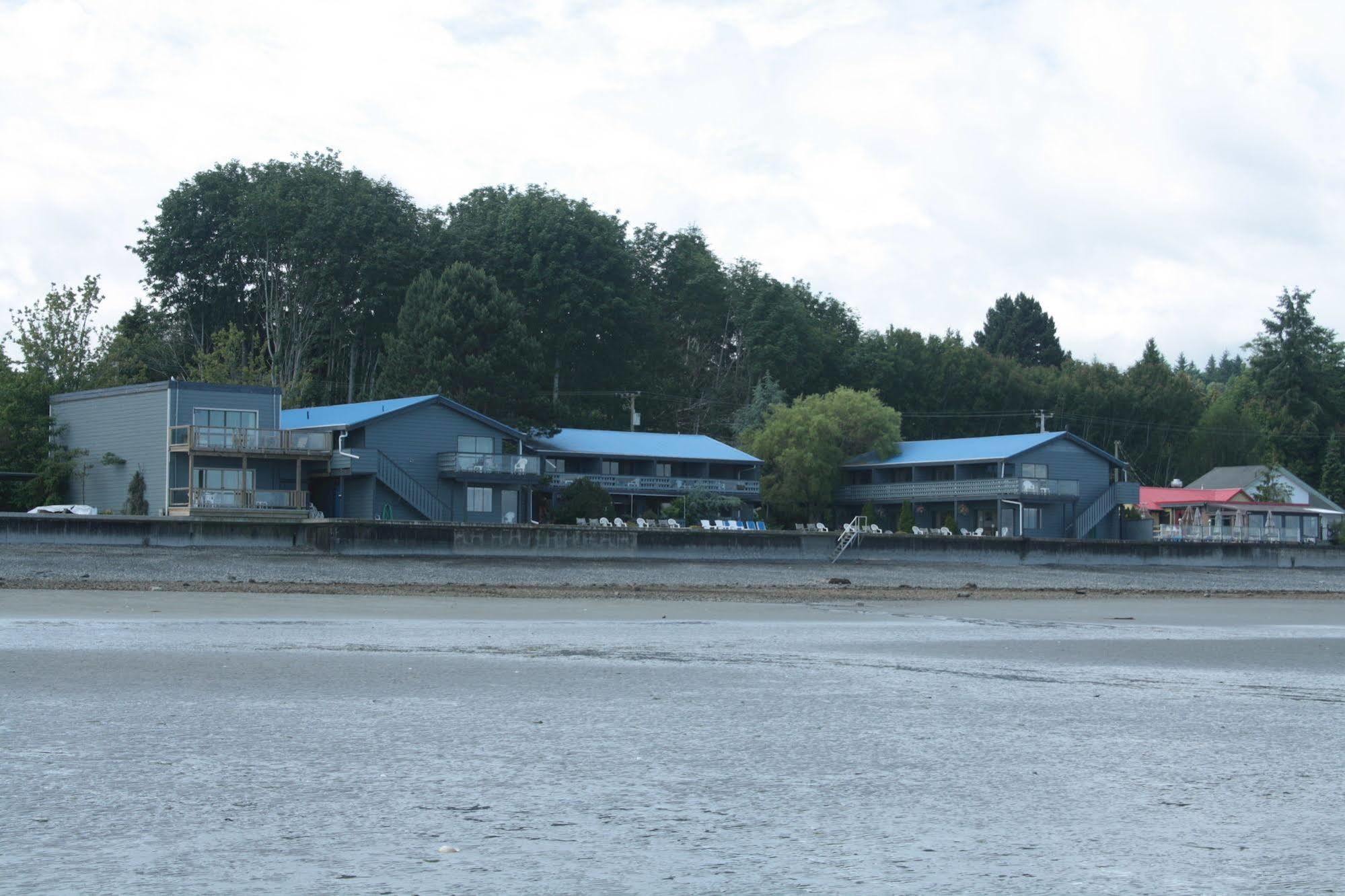 Sand Pebbles Inn Qualicum Beach Bagian luar foto