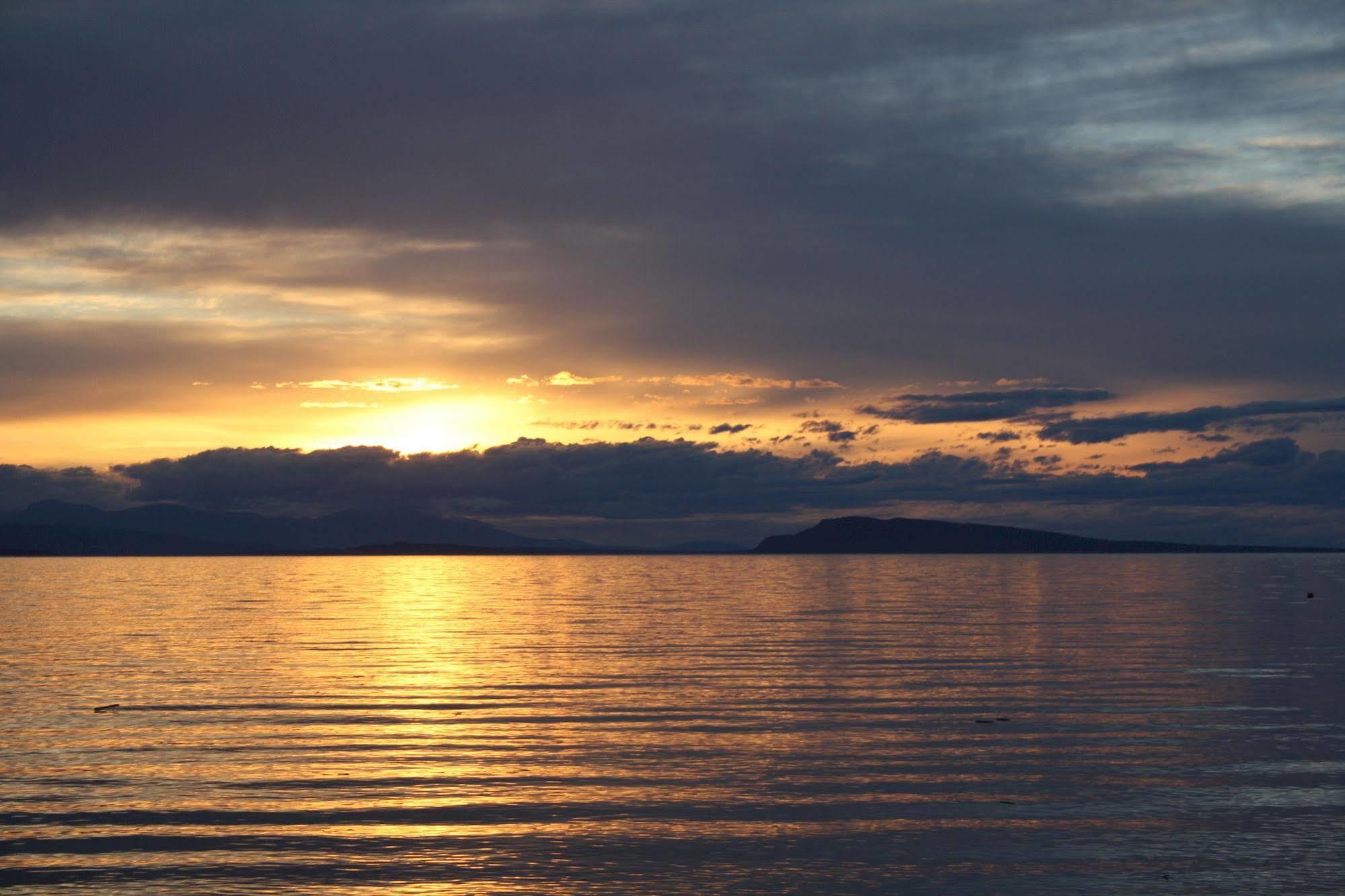 Sand Pebbles Inn Qualicum Beach Bagian luar foto